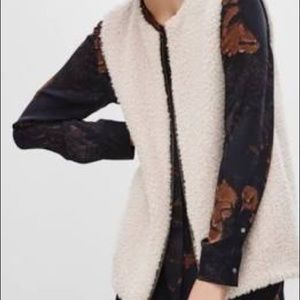 Wilfred Chatou vest, faux fur